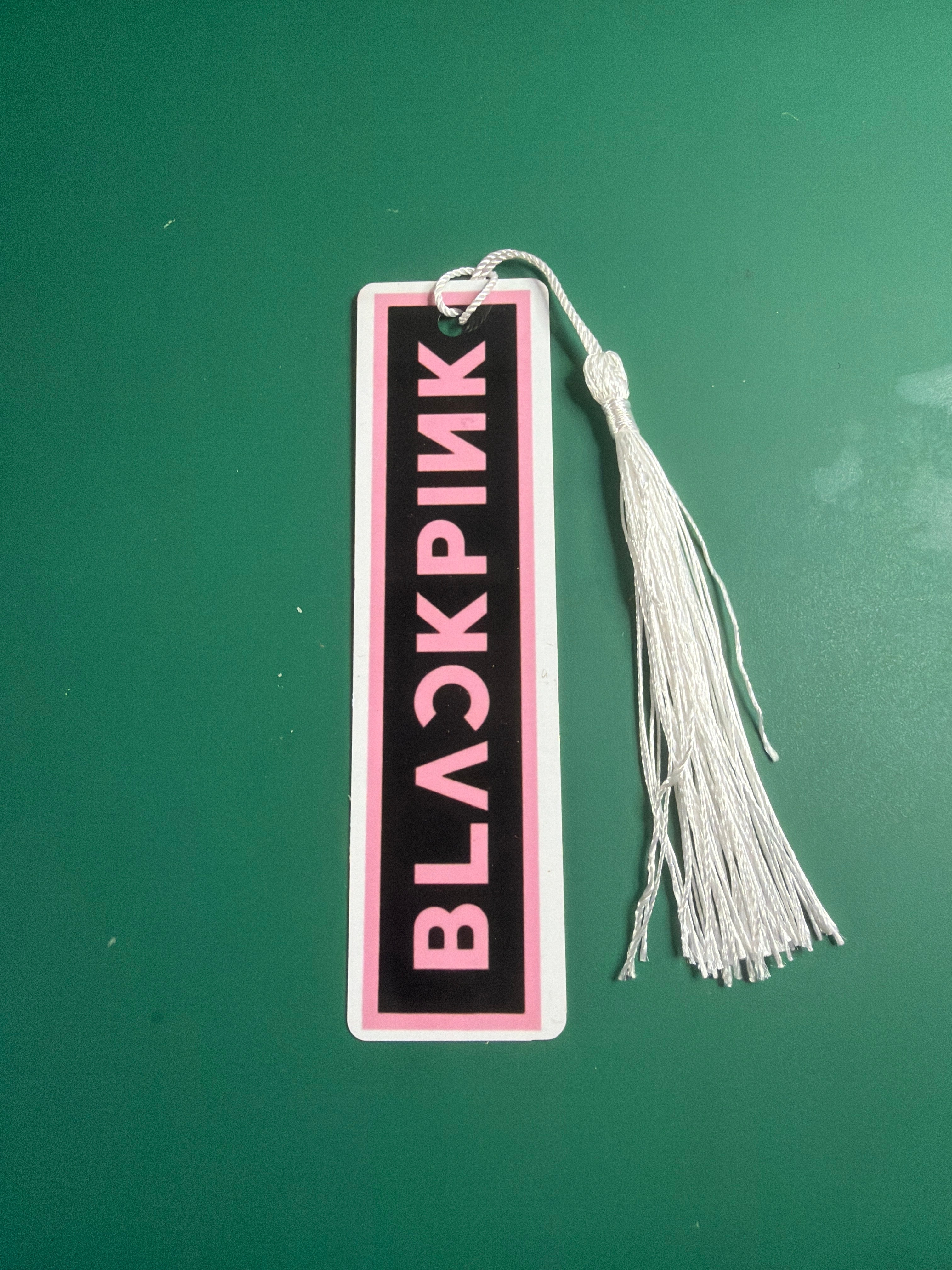 :
Marque-Page K-Pop « Blackpink » avec Pompon Blanc 🖤🩷